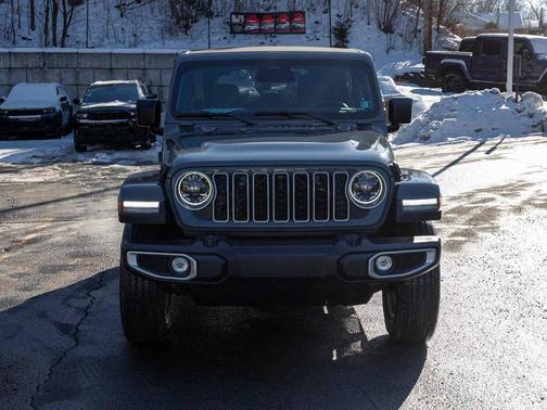 2026 Jeep Wrangler 4-Door Sahara 4x4