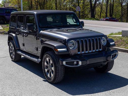 Granite Crystal Metallic Clearcoat 2018 Jeep Wrangler Unlimited Sahara