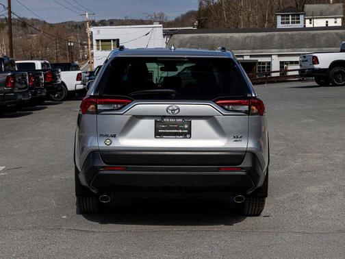 Silver Sky Metallic 2019 Toyota RAV4 XLE
