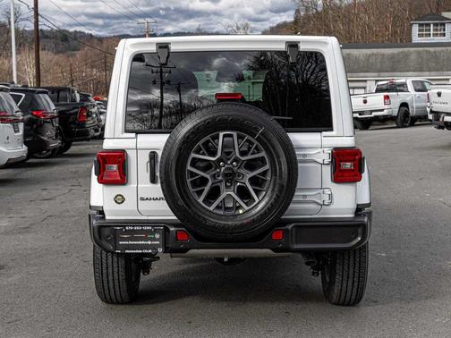 2026 Jeep Wrangler 4-Door Sahara 4x4