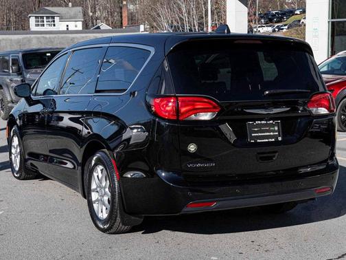 2026 Chrysler Voyager LX