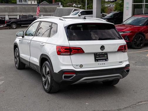 Pure White 2023 Volkswagen Taos 1.5T SE