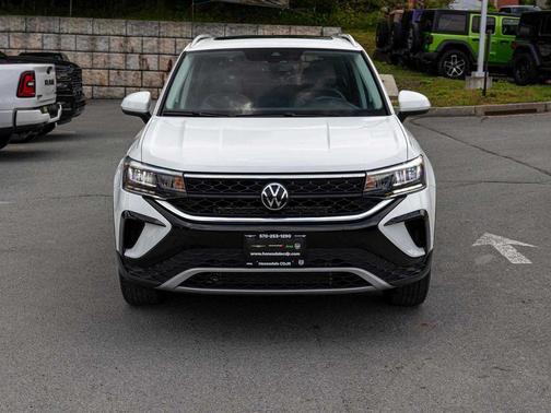Pure White 2023 Volkswagen Taos 1.5T SE