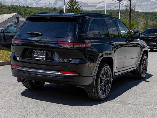 Diamond Black Crystal Pearlcoat 2026 Jeep Grand Cherokee Summit