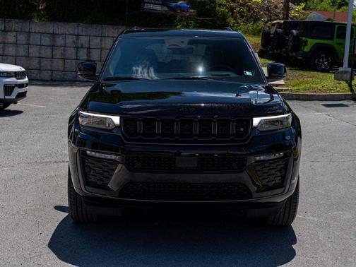 Diamond Black Crystal Pearlcoat 2026 Jeep Grand Cherokee Summit