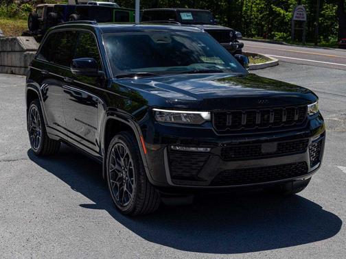 Diamond Black Crystal Pearlcoat 2026 Jeep Grand Cherokee Summit