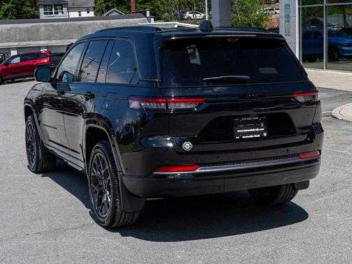 Diamond Black Crystal Pearlcoat 2026 Jeep Grand Cherokee Summit