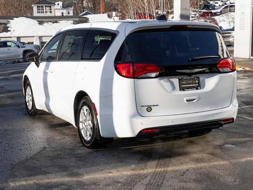 2026 Chrysler Voyager LX