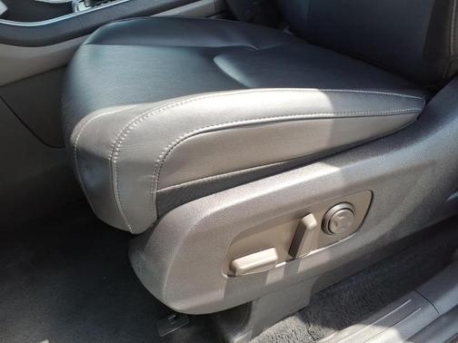 Snow White Pearl 2025 Kia Carnival LXS
