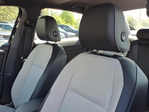 Deep Black Pearl Effect 2019 Volkswagen Jetta 1.4T R-Line