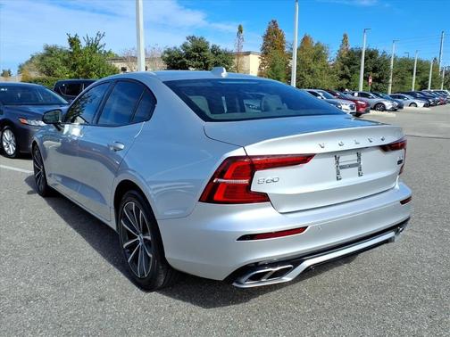 2022 Volvo S60 MOMENTUM