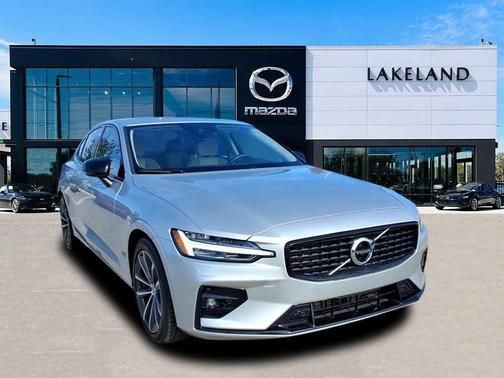 2022 Volvo S60 MOMENTUM