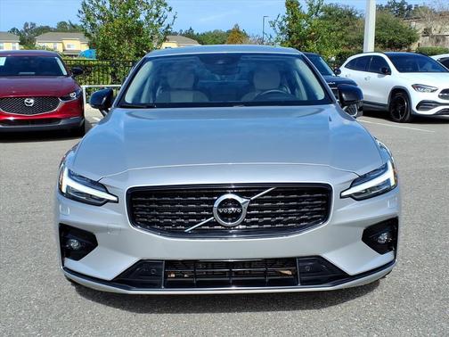 2022 Volvo S60 MOMENTUM