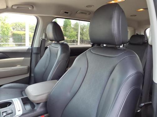 Metal 2025 Kia Carnival LXS