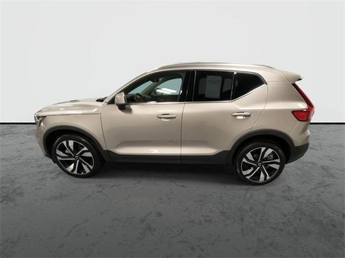 2024 Volvo XC40 B5 Plus Bright Theme