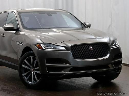 Gold 2017 Jaguar F-PACE 35t Prestige