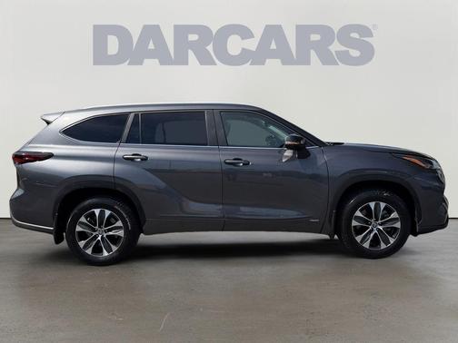 Magnetic Gray Metallic 2025 Toyota Highlander Hybrid XLE