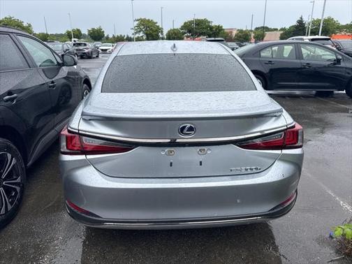 2022 Lexus ES 300h F SPORT
