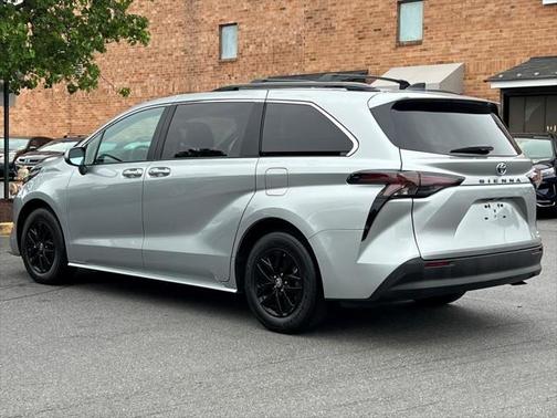 2024 Toyota Sienna LE