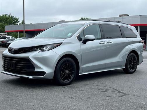 2024 Toyota Sienna LE