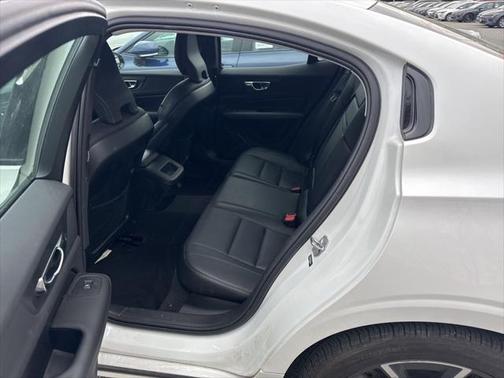 2022 Volvo S60 T5 Momentum