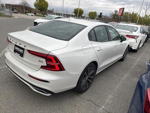 2022 Volvo S60 T5 Momentum