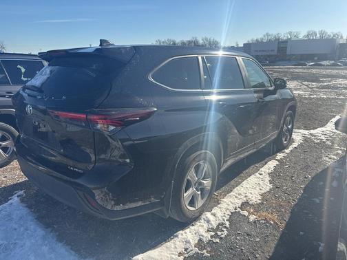 2025 Toyota Highlander LE