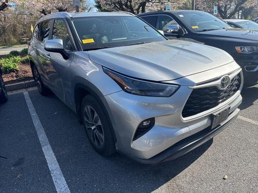 Celestial Silver Metallic 2024 Toyota Highlander XLE