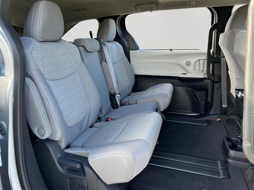 2025 Toyota Sienna LE