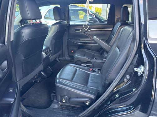 Attitude Black Metallic 2015 Toyota Highlander