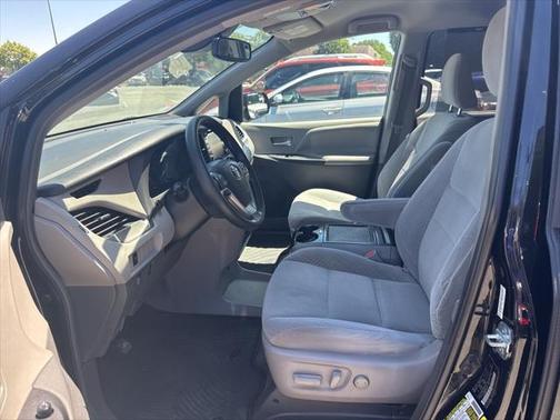 2018 Toyota Sienna LE