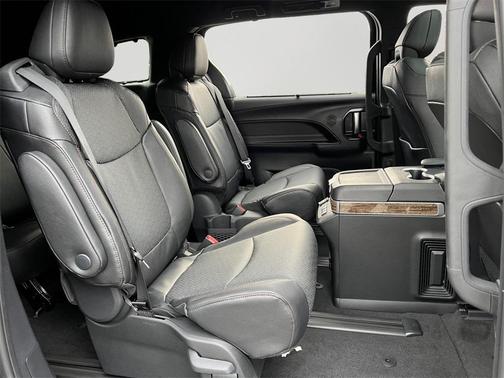 2025 Toyota Sienna Platinum