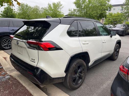 Blizzard Pearl/Midnight Black Metallic 2021 Toyota RAV4 Hybrid SE
