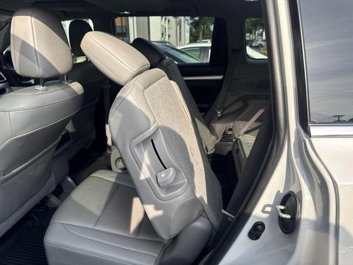 Blizzard Pearl 2019 Toyota Highlander XLE