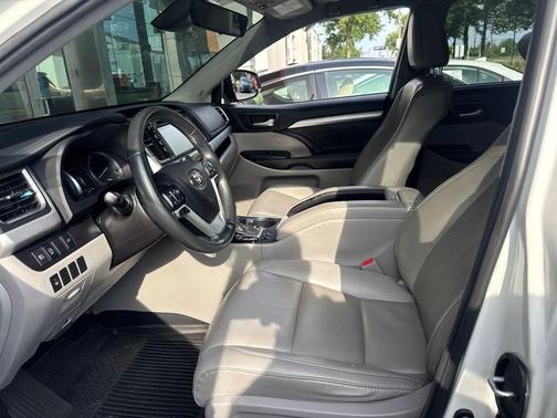 Blizzard Pearl 2019 Toyota Highlander XLE