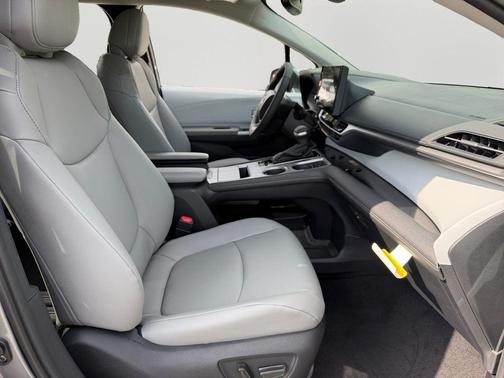 01l5 2026 Toyota Sienna XLE