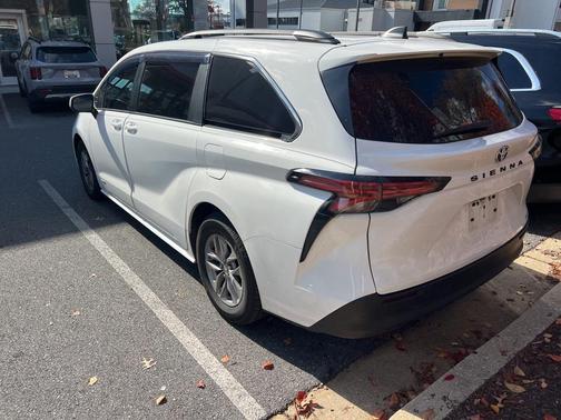 2021 Toyota Sienna LE