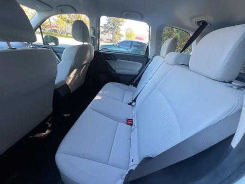 Crystal White Pearl 2018 Subaru Forester 2.5i