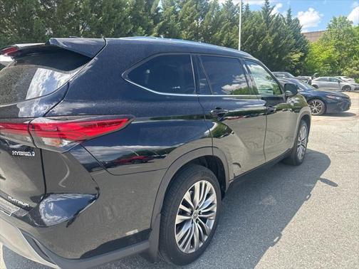 2022 Toyota Highlander Hybrid Platinum