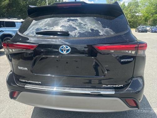2022 Toyota Highlander Hybrid Platinum