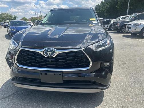2022 Toyota Highlander Hybrid Platinum