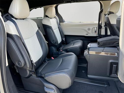 2025 Toyota Sienna Platinum