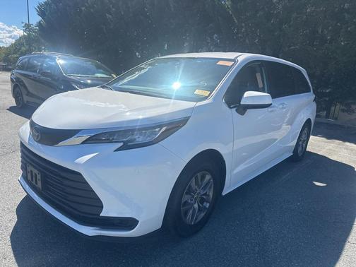 2022 Toyota Sienna LE