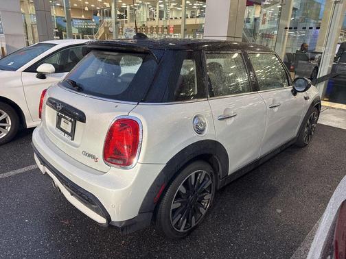 White Silver 2022 MINI Hardtop Signature