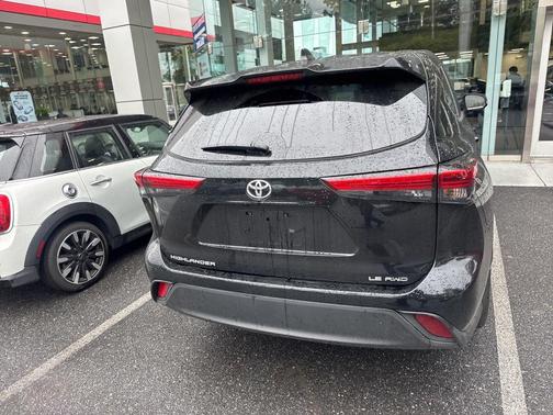Midnight Black Metallic 2022 Toyota Highlander LE