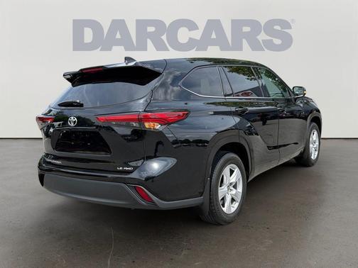 Midnight Black Metallic 2022 Toyota Highlander LE