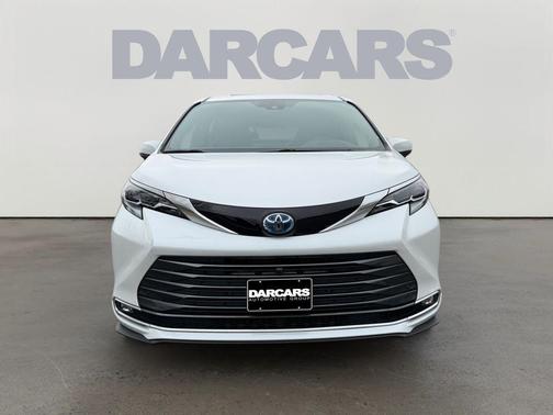 Pearl 2025 Toyota Sienna Platinum