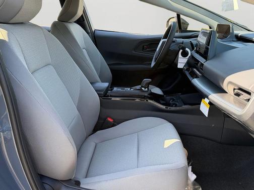 01m2 2026 Toyota Prius LE