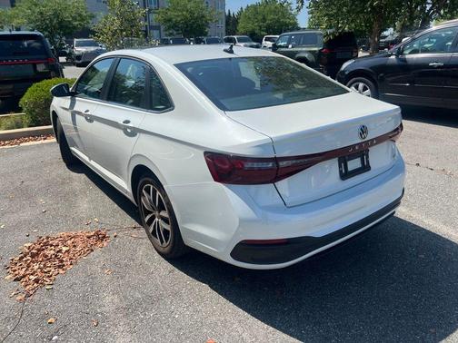 Opal White Pearl 2025 Volkswagen Jetta 1.5T SE