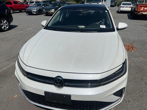 Opal White Pearl 2025 Volkswagen Jetta 1.5T SE